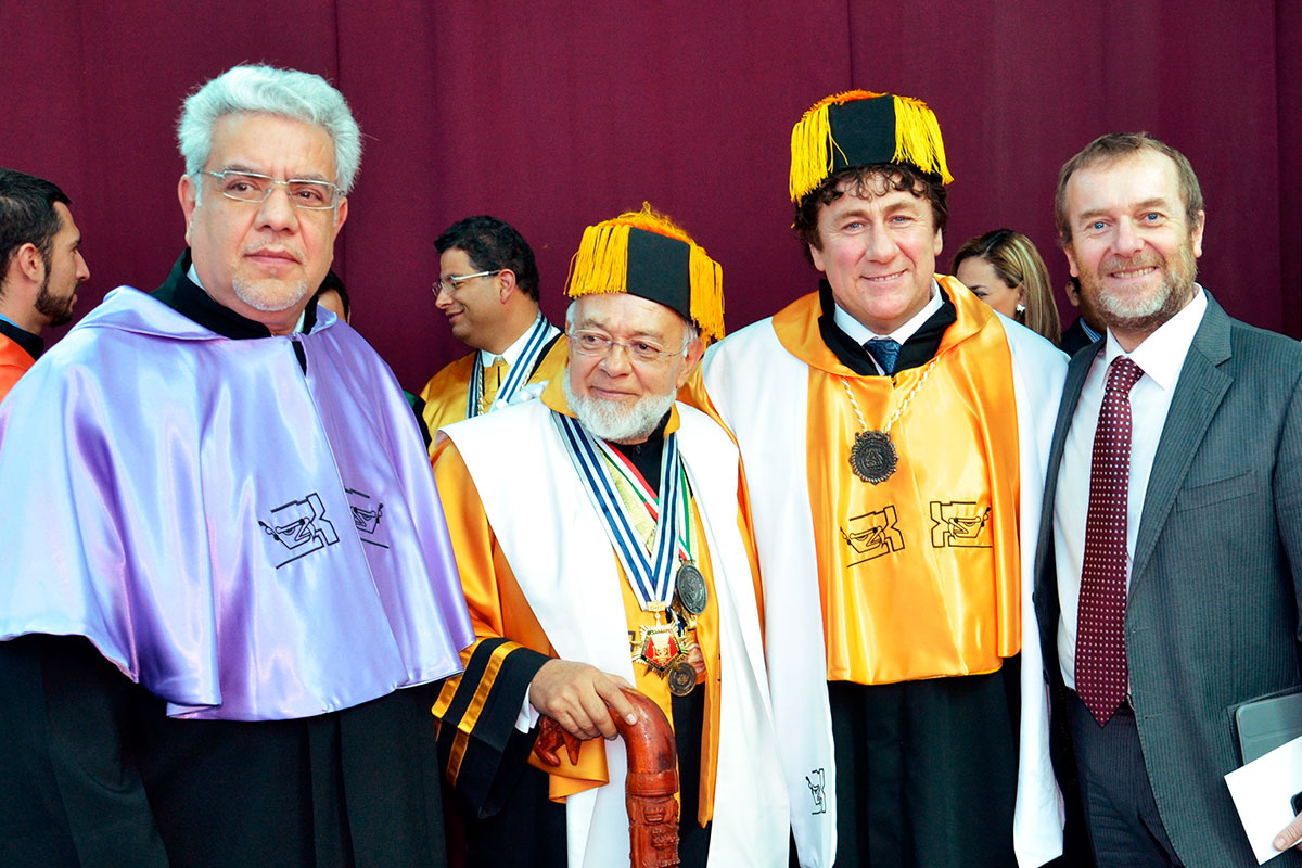 Con Julio Revolledo Cárdenas, Salvador Calva Morales e David Larible all'Universidad Mesoamericana Plantel Puebla Sur